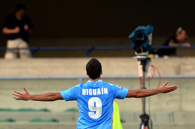 C' gloria anche per Higuain, che firma il 4-2. Primo gol italiano dopo la brutta avventura sugli scogli di Capri. Afp